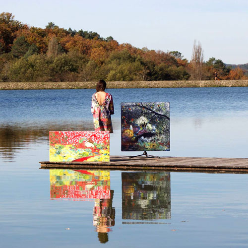 Robe sur le lac. Photo modèle sur un ponton posé sur le lac. Elle porte une robe avec les motifs de mes toiles. Jeu de reflets dans l'eau.
