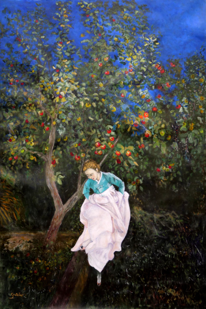 sous un pommier de nuit une muse dans une robe de nacré regardant vers le bas.