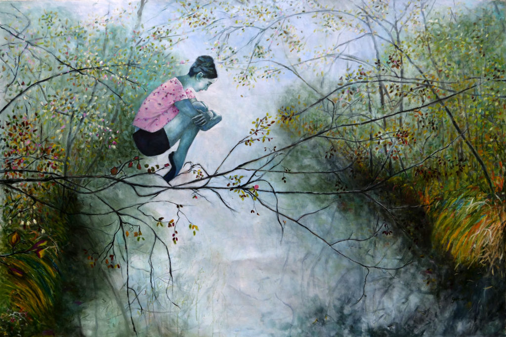 « Suspendu au souffle », 2021, huile sur toile 145 X 101 cm, Jean louis Garcin, Une branche fine projetée au-dessus d'une rivière sous la brume. Une femme pose la pointe de ses chaussons de danse sur la branche, fragile, comme un instant suspendu. Paysage, nature, beauté, femme, écosystème marécage.
