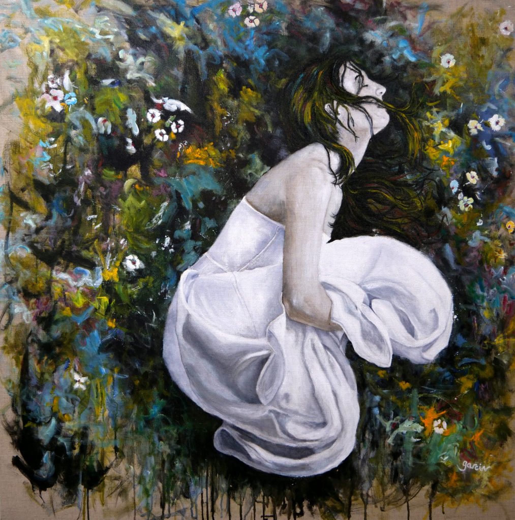 Blanche, huile sur toile, 100 X 100 cm, 2022, Jean louis Garcin. Une femme en robe blanche, la tête renversée en arrière, accroupie, les bras enveloppant une partie de la robe sur ses genoux, sur un fond fleuri aux couleurs contrastées. Beauté, poésie.