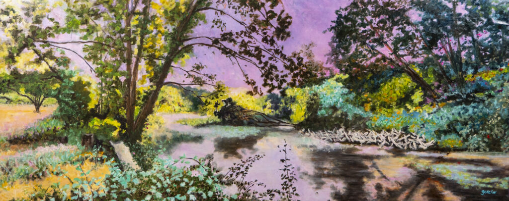 L’œuvre représente un paysage naturel centré sur une rivière ou un bras d’eau calme, entouré d’une végétation abondante. Le regard est guidé vers le centre par la surface horizontale de l’eau, qui agit comme un miroir et prolonge les masses végétales. La lumière est l’élément dominant de la peinture. Les jaunes lumineux, les verts multiples, les bleus turquoise et les touches violettes créent une atmosphère presque féerique. La palette est peu naturaliste : elle transforme le paysage réel en une vision émotionnelle. Les couleurs semblent traduire une sensation plutôt qu’une simple observation. La rivière devient un espace de transition entre le monde solide des arbres et le monde mouvant des reflets. Elle apporte une dimension méditative : le paysage semble hors du temps. On peut voir cette scène comme une évocation d’un lieu intérieur : un espace de paix, de mémoire ou de refuge. La nature n’est pas seulement représentée ; elle devient un état d’esprit.