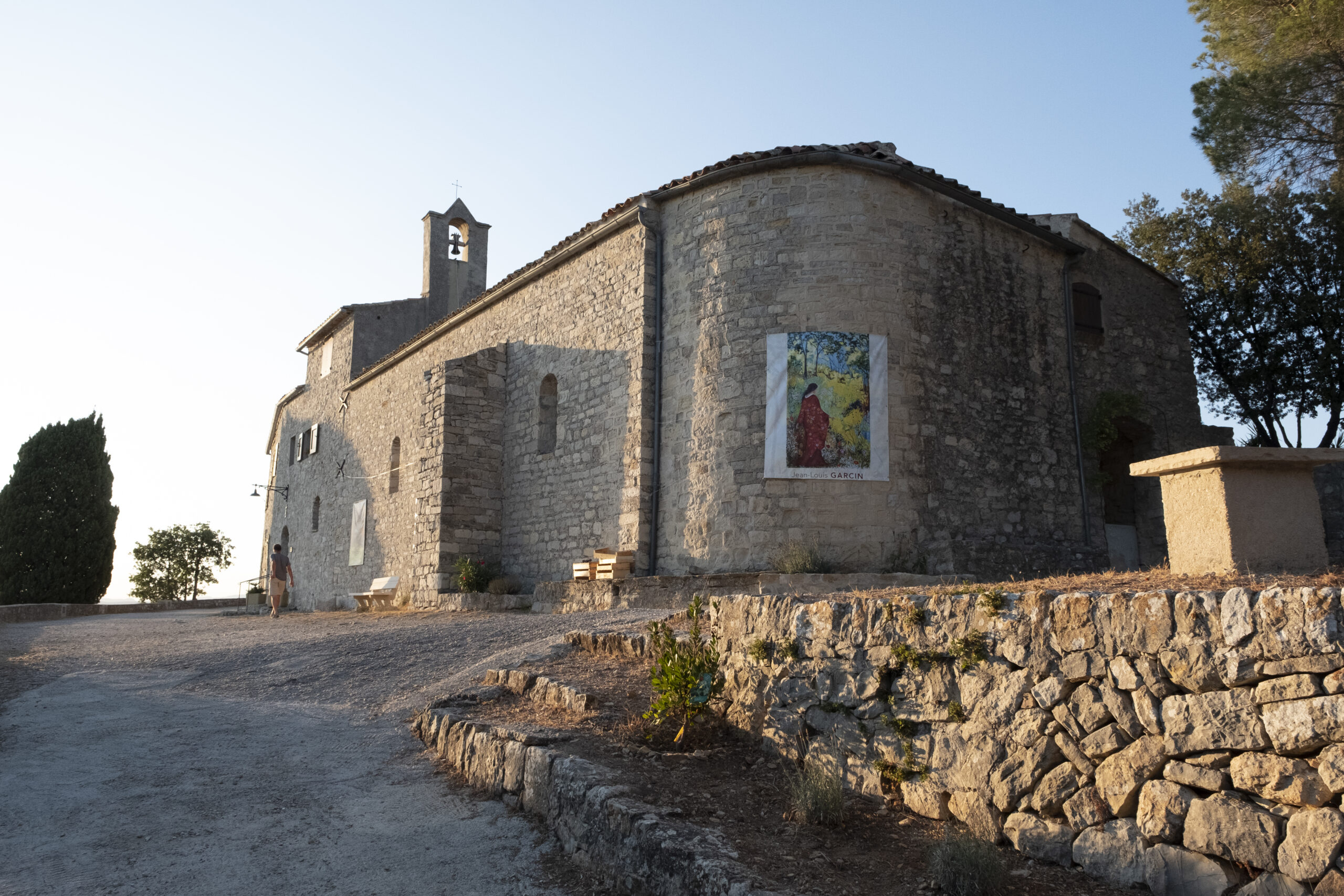 Le vieux Beausset Symphonie des couleurs Idée audacieuse. Douce soirée artistique au Beausset vieux. Une promenade poétique semée de moments musicaux, picturaux et chorégraphiques. 300 personnes ont découvert ce lieu magique « la chapelle du Beausset vieux », patrimoine à redécouvrir du XII siècle. Les artistes ont fait chanter et danser les vieilles pierres. L’artiste plasticien Jean Louis Garcin aime à dire que la nature devient une sensation au moment où le peintre laisse la nature apparaître d’elle-même. Il propose un parcours artistique invitant le public à déambuler de toiles en toiles dans la forêt conduisant jusqu’à la chapelle. Cette ballade nous conduira à l’espace concert devant la chapelle où Le quintette « Effervescence » à donner sous les étoiles une programmation avec des cuivres originaux de l’époque renaissance. Hélène Charles danseuse/chorégraphe nous montre deux danseurs Tom Blanc et Nathan Poudret, apportant le mouvement, la grâce, la légèreté dans des improvisations devant les œuvres sonores et picturales. L’école musicale du Beausset avec les jeunes musiciens et leur professeur ont participé en s’inspirant des œuvres, proposant des instants musicaux tout au long du parcours. Une riche soirée faisant appel à tous nos sens pour le plus grand plaisir du public. Merci à tous les bénévoles du Beausset évènements, du sel, des amis du Beausset-Vieux, de la réserve civique de sécurité aux différents mécènes qui ont rendu possible ces moments qui resteront inoubliables.