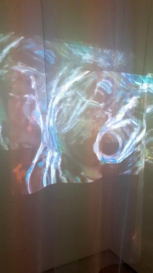 installation installation immersive " TRAVERSER" Installation immersive. Jean-Louis Garcin 15 minutes | Expérience multisensorielle couleur / temps / matière / son. • La dissolution des limites, peinture à l’huile / peinture numérique. • La couleur comme partition musicale, jamais descriptive • Le temps long, pour regarder, respirer. 15 minutes sont déjà un acte de résistance. « Traverser » n'illustre pas l'œuvre de Jean-Louis Garcin, elle en prolonge le geste : dissoudre les frontières entre soi et le paysage, entre la couleur et l'émotion, entre l'instant et sa mémoire. Quinze minutes, dans un monde qui n'en accorde plus, deviennent un acte de résistance douce, une invitation à retrouver ce que le peintre appelle "la réconciliation de l'homme, de la nature et du vivant". Artiste concepteur : Jean Louis Garcin, Designer numérique : Sydney Ponche Son/musique : Laurent Dumec, Conseiller numérique : Gabriel Radakovitch